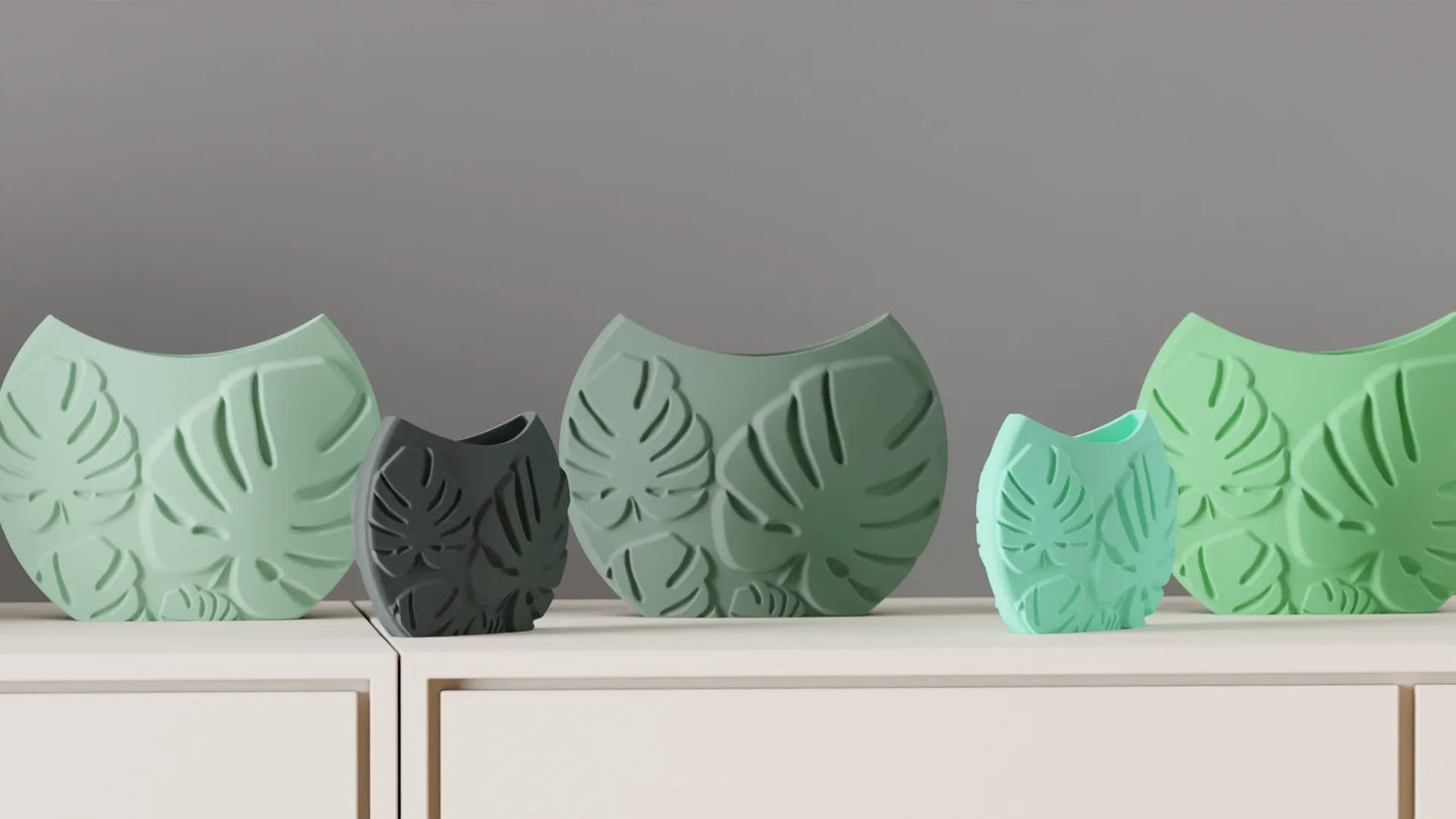 Jarrón decorativo con hojas tropicales en relieve