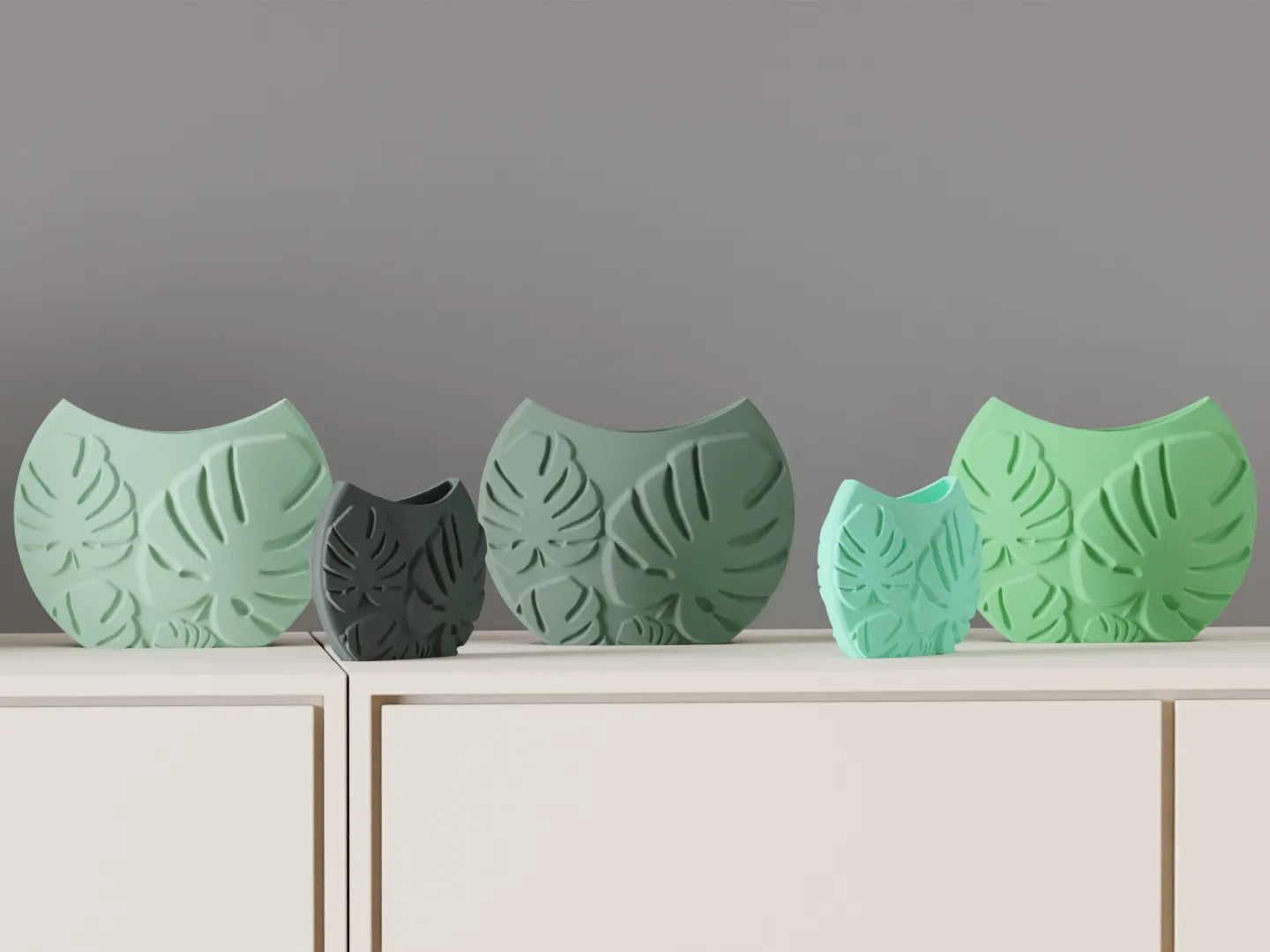 Jarrón decorativo con hojas tropicales en relieve