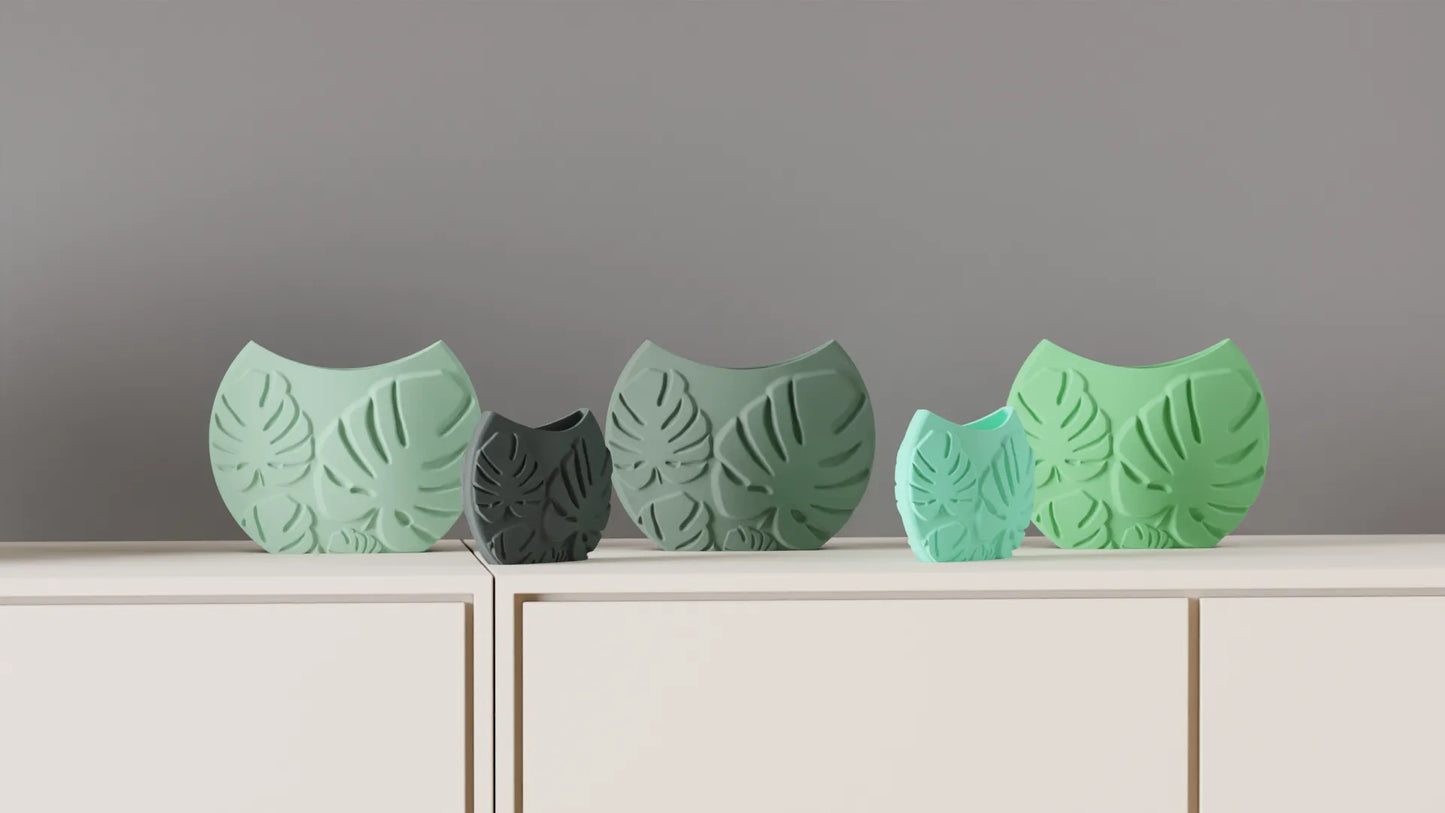 Jarrón decorativo con hojas tropicales en relieve