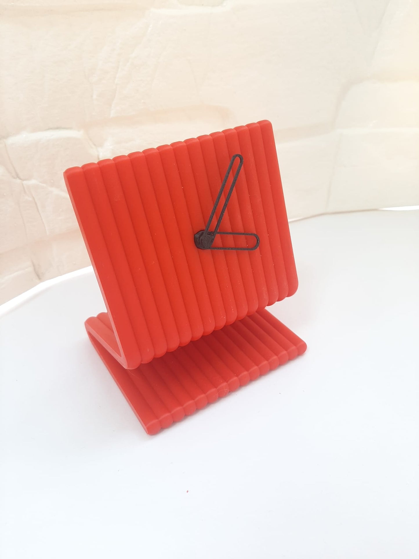 Reloj de Mesa Moderno en 3D: Diseño Esculpido Minimalista