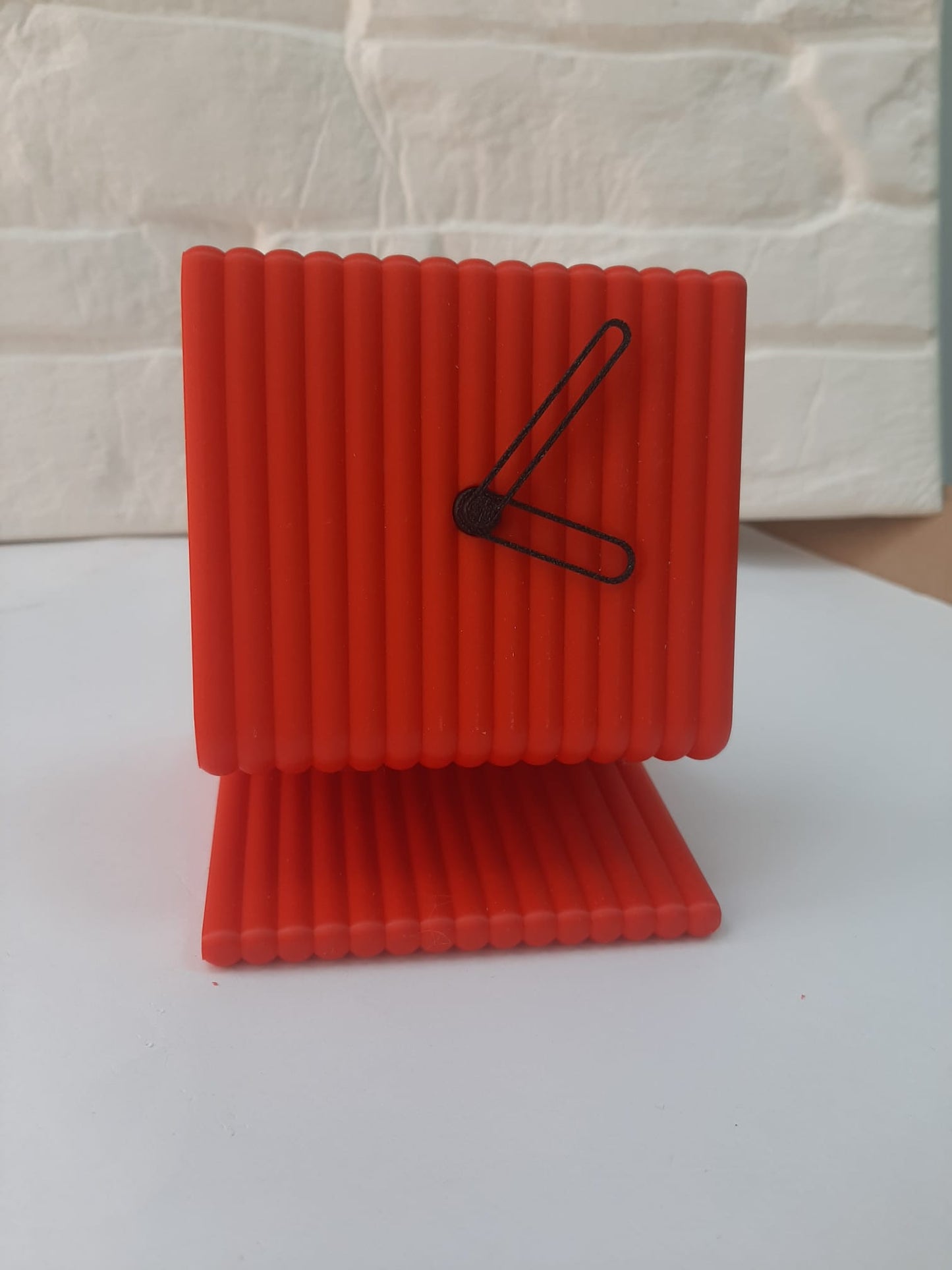 Reloj de Mesa Moderno en 3D: Diseño Esculpido Minimalista