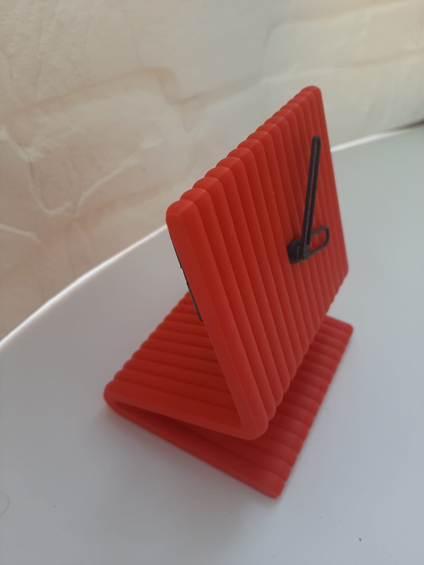 Reloj de Mesa Moderno en 3D: Diseño Esculpido Minimalista