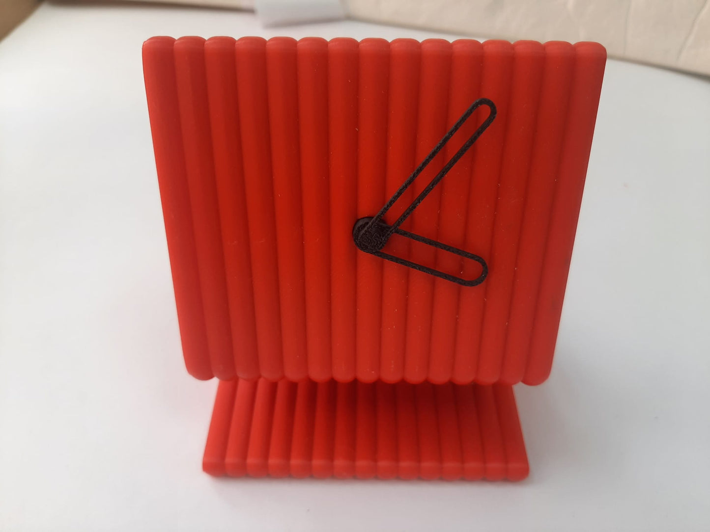 Reloj de Mesa Moderno en 3D: Diseño Esculpido Minimalista