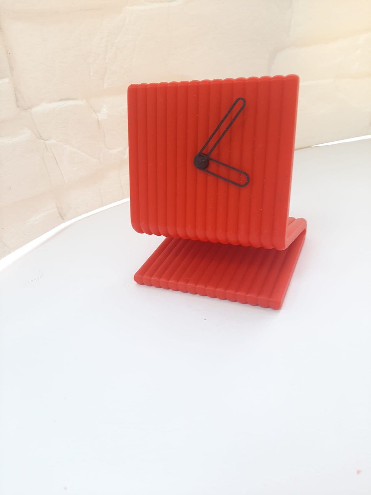 Reloj de Mesa Moderno en 3D: Diseño Esculpido Minimalista