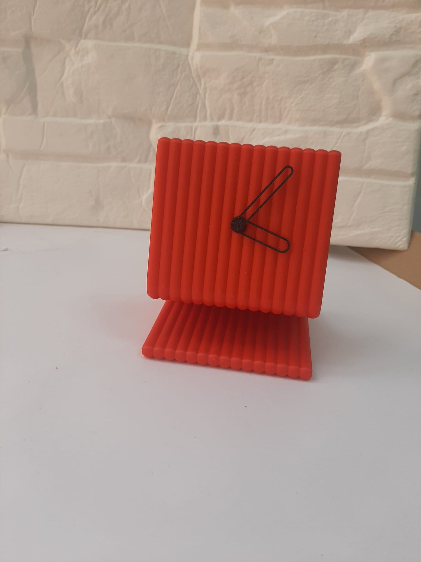 Reloj de Mesa Moderno en 3D: Diseño Esculpido Minimalista