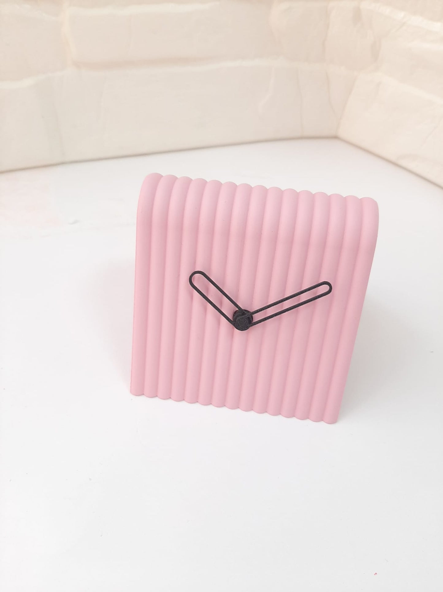 Reloj de Mesa Mini en 3D – Diseño Moderno en Forma de A