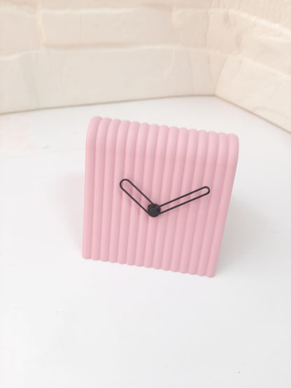 Reloj de Mesa Mini en 3D – Diseño Moderno en Forma de A