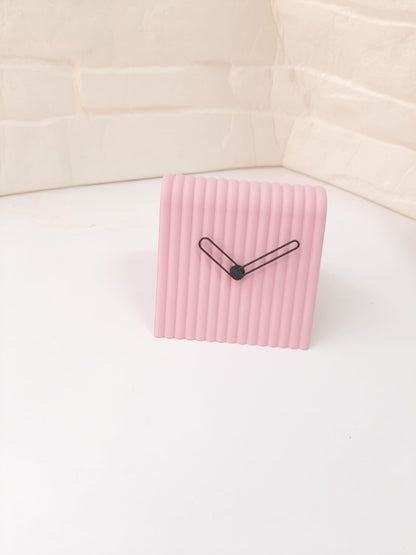 Reloj de Mesa Mini en 3D – Diseño Moderno en Forma de A