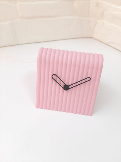Reloj de Mesa Mini en 3D – Diseño Moderno en Forma de A